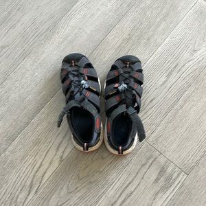 Keen Sandals. Newport Neo H2 closed toe water sandal.